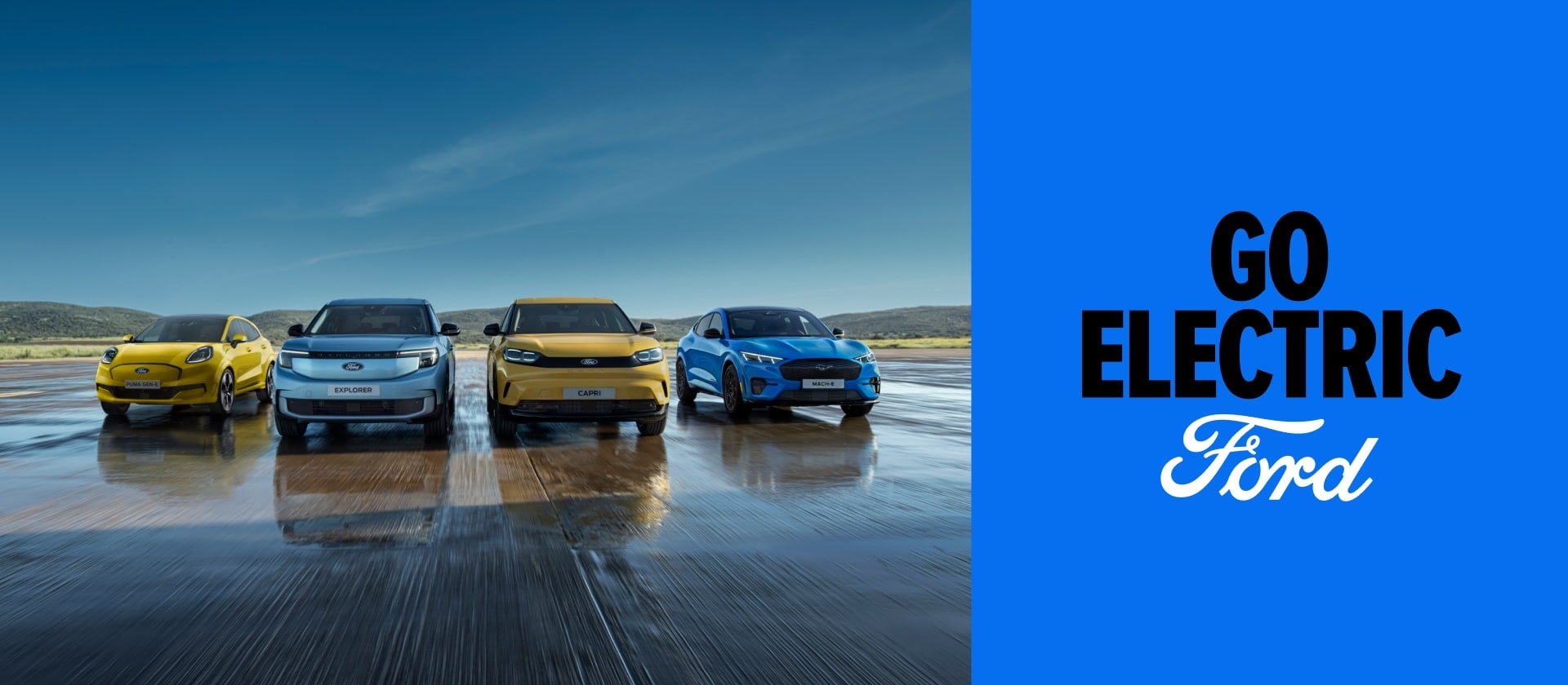 Ford Puma Gen-E, Ford Explorer, Ford Capri și Ford Mustang Mach-E aliniate pe o pistă, lângă o grafică Go Electric pe fundal albastru.