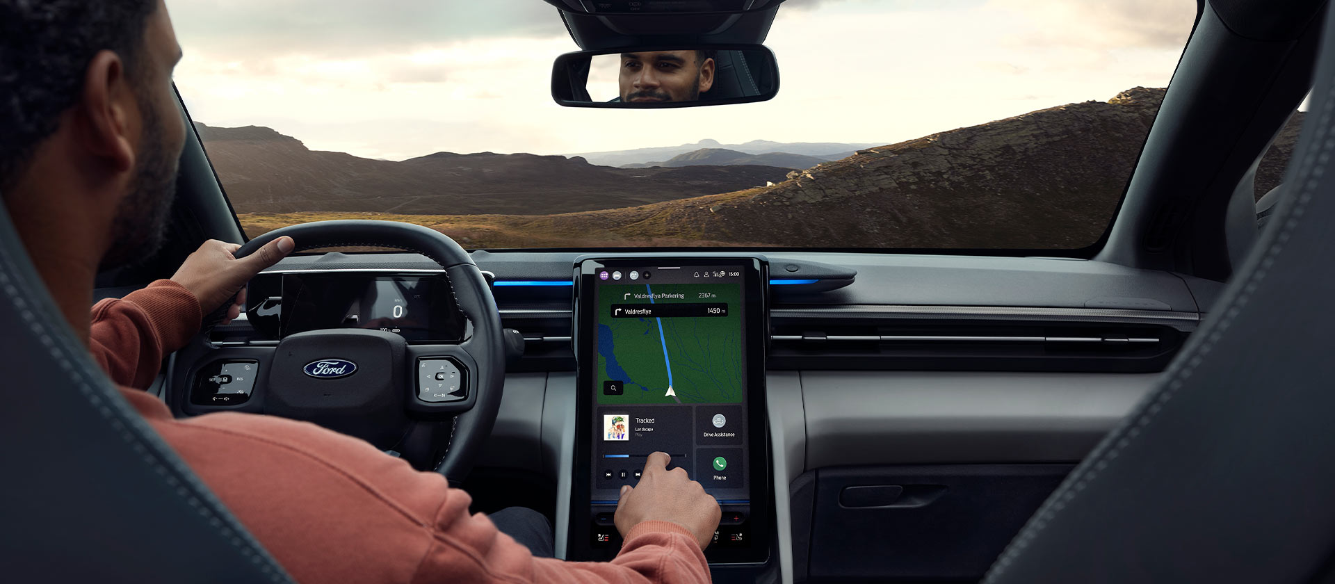 Interiorul Ford EV prezintă instrumente avansate de navigare pentru optimizarea autonomiei vehiculelor electrice și planificarea călătoriilor.