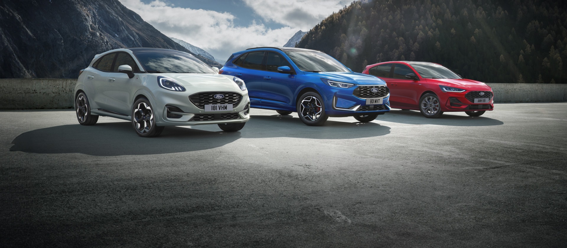 Gamă de mașini hibride Ford, inclusiv Ford Puma, Ford Kuga și Ford Focus.