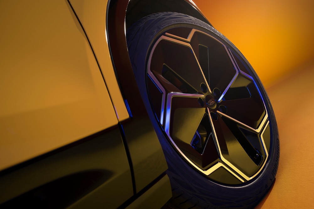 Un prim plan al unei anvelope Ford Capri EV.