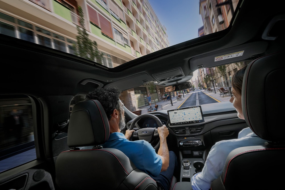 O vedere interioară a unei mașini hibrid plug-in Ford cu navigație în vehicul.