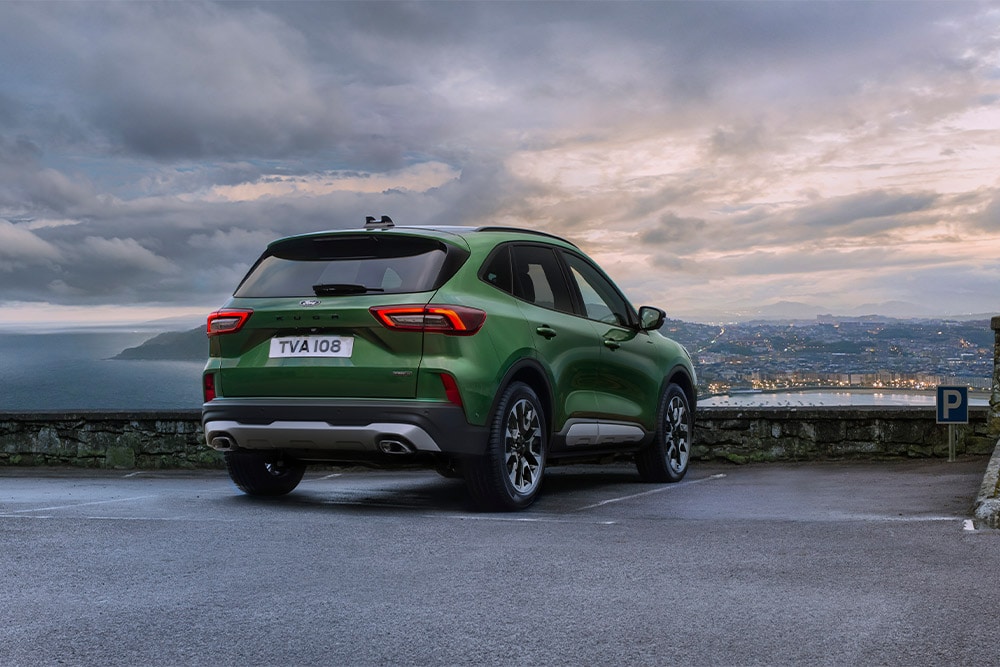 Vedere din spate a unei mașini hibride Ford Kuga cu încărcare automată.