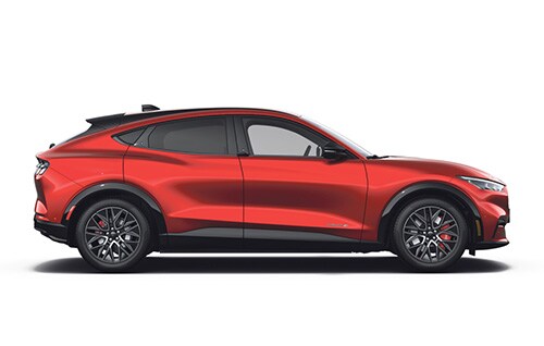 Un Ford Mustang Mach-E electric, in culoarea neagra