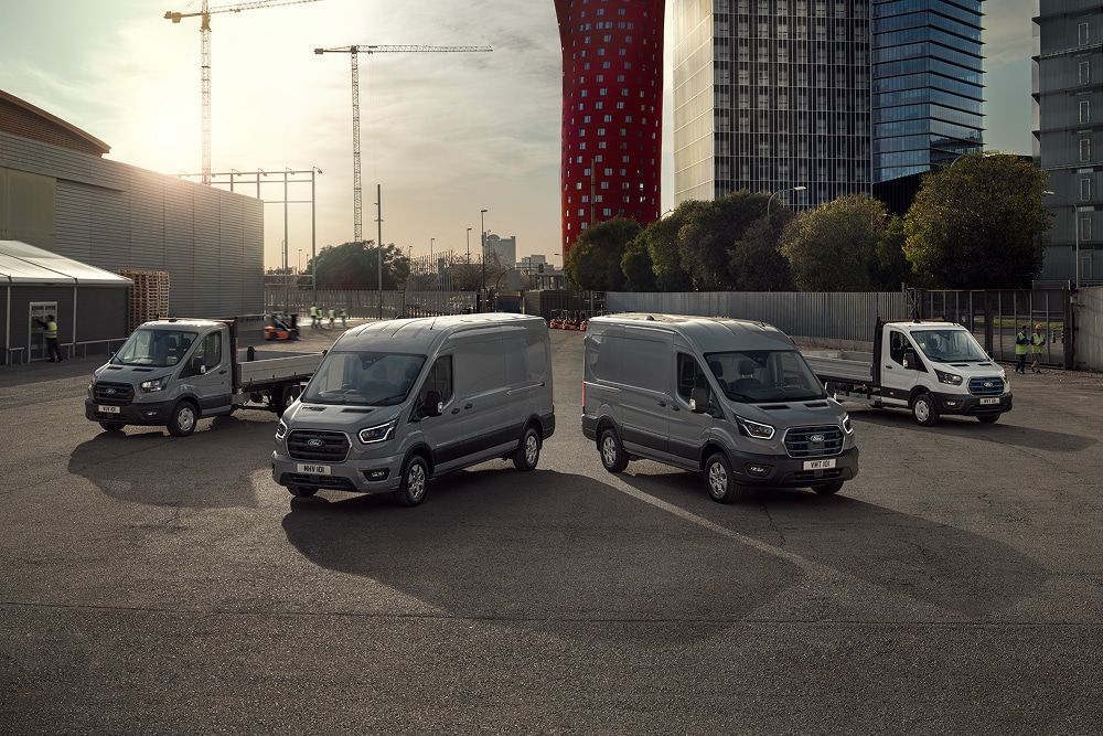 Gama de autoutilitare electrice și plug-in hybrid Ford, parcate afară într-o parcare.