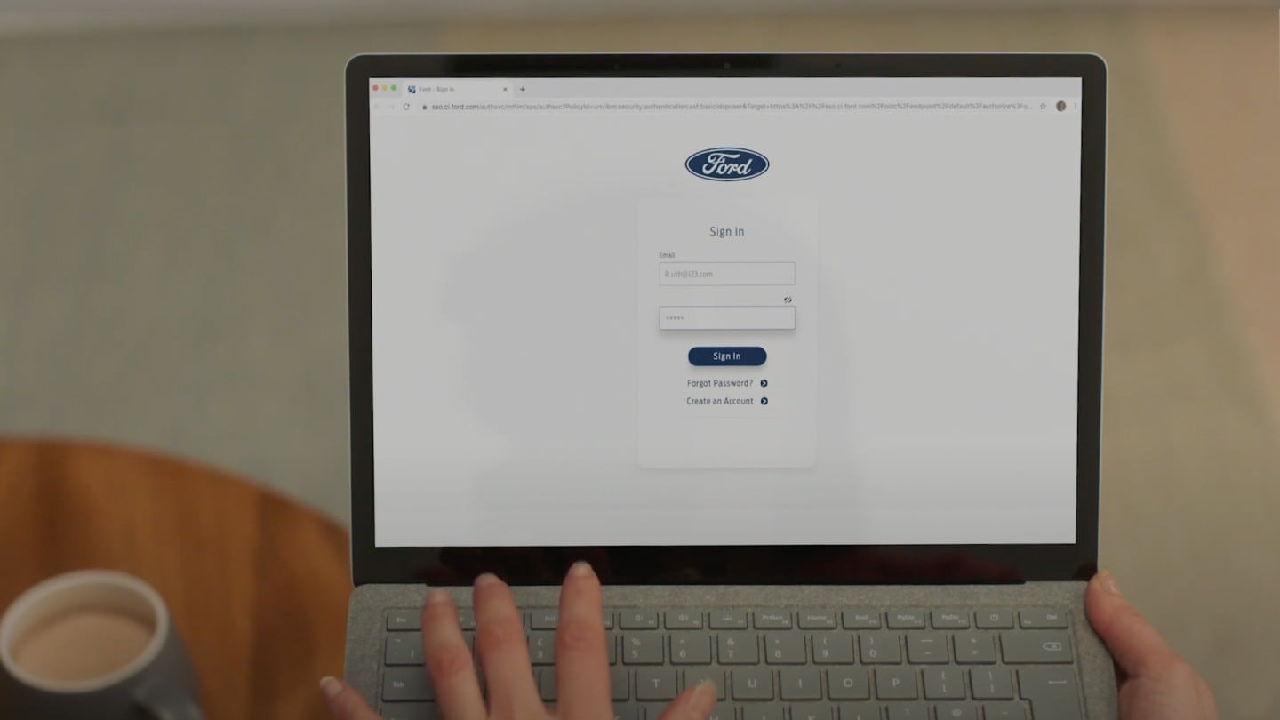 Ecranul unui computer care afișează formularul de conectare pentru contul Ford