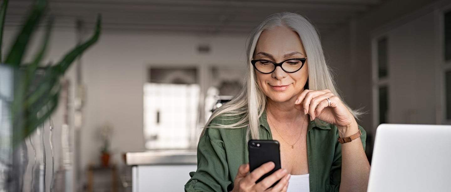 Femeie care se uită la un smartphone