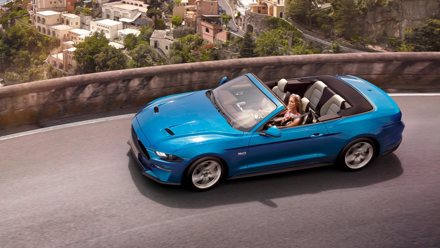 Ford Mustang GT in mers la drum deschis