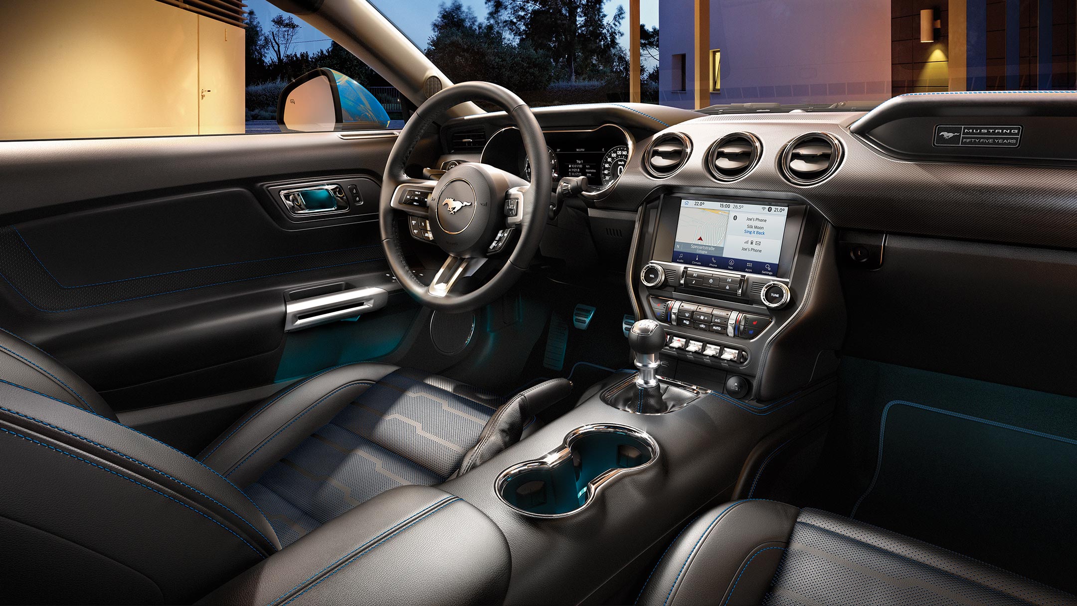 Ford Mustang GT interior cu bordul