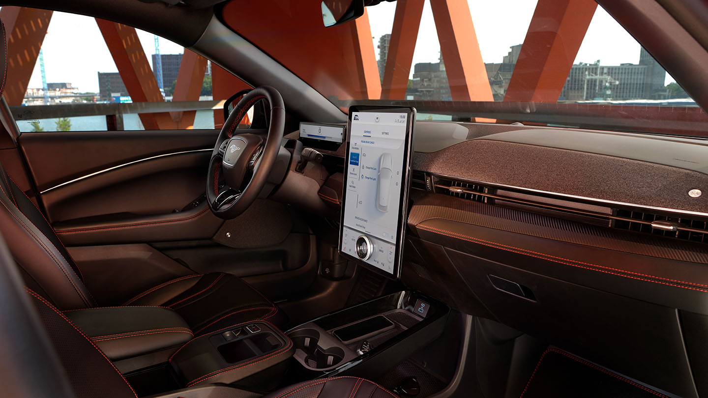 Interiorul modelului Ford Mustang Mach-E, prezentând ecranul tactil de 15,5" SYNC 4 și finisajele interioare elegante.