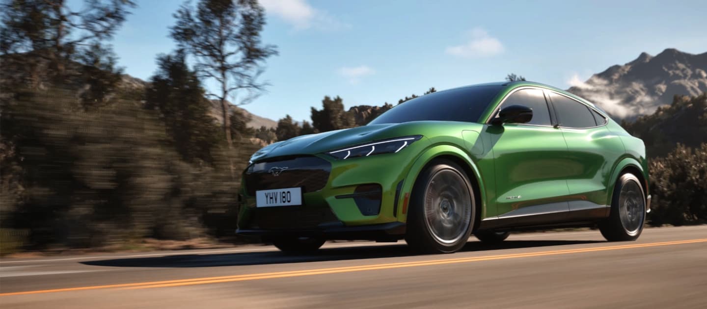 Un prim-plan cu spatele unui model Ford Mustang Mach-E GT albastru, care prezintă emblema unică GT vizibilă când este deschis portbagajul.