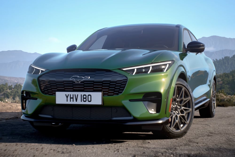 Un prim-plan cu kitul de stilizare al modelului Ford Mustang Mach-E GT, care prezintă grila față unică cu design GT tip fagure.