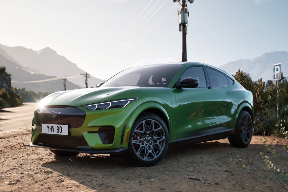 Un prim-plan cu kitul de stilizare al modelului Ford Mustang Mach-E GT, care prezintă grila față unică cu design GT tip fagure.