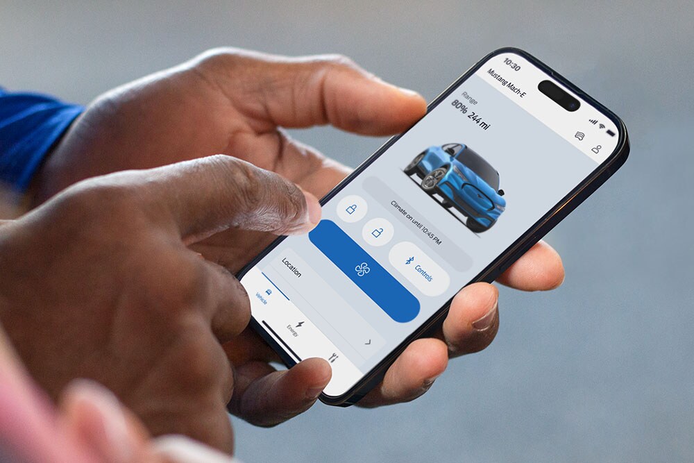 O imagine în prim-plan cu un iPhone care prezintă aplicația FordPass, cu o imagine a unui vehicul Ford Mustang Mach-E și mai multe butoane ale aplicației.