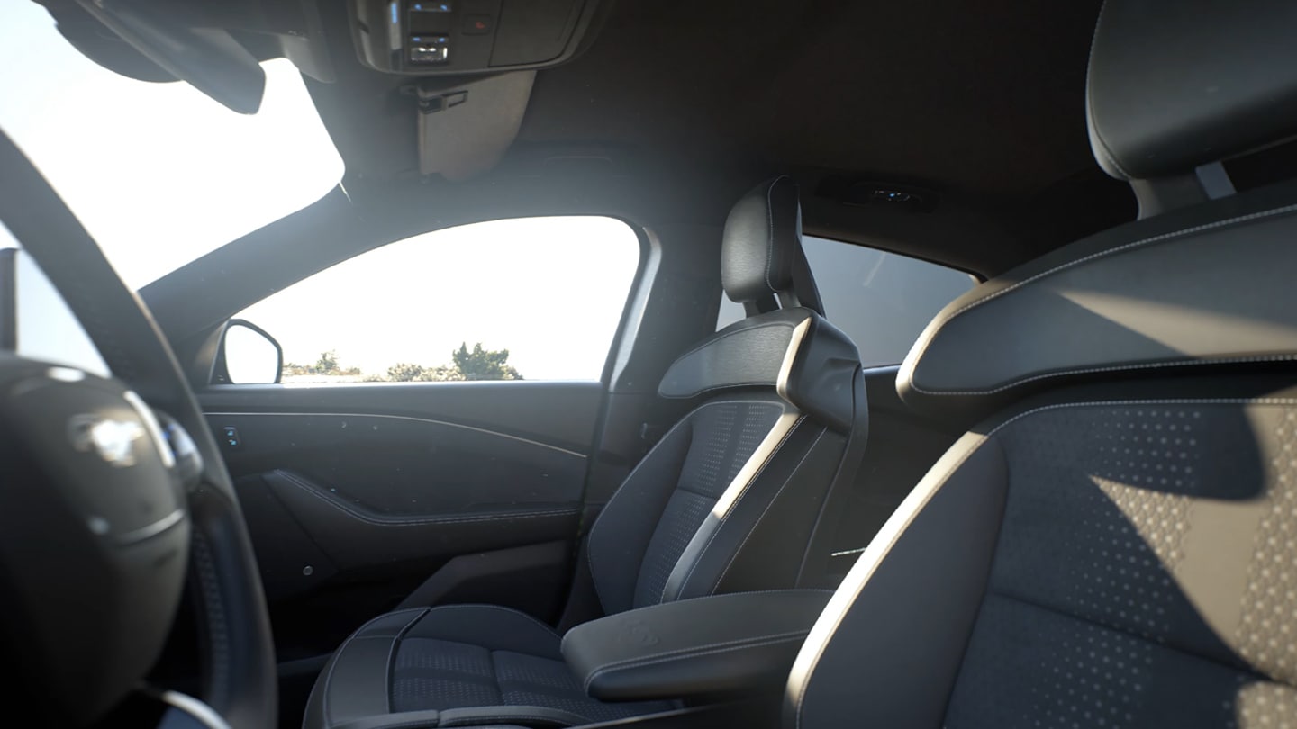 Interiorul modelului Ford Mustang Mach-E, care prezintă cele două scaune față Ford Performance.