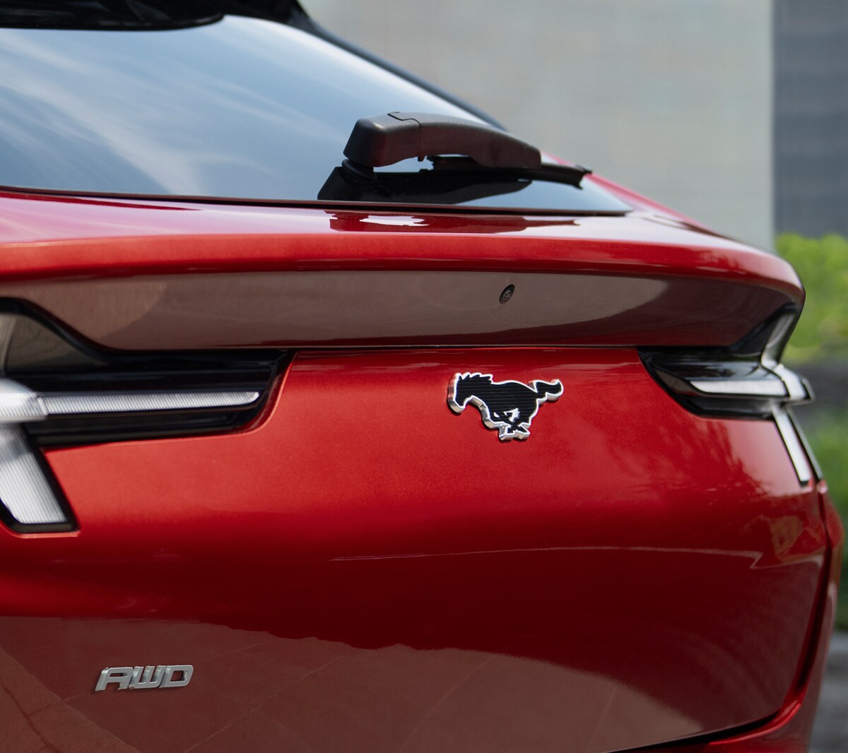 Ford Mustang Mach-E prim-plan sigla pony