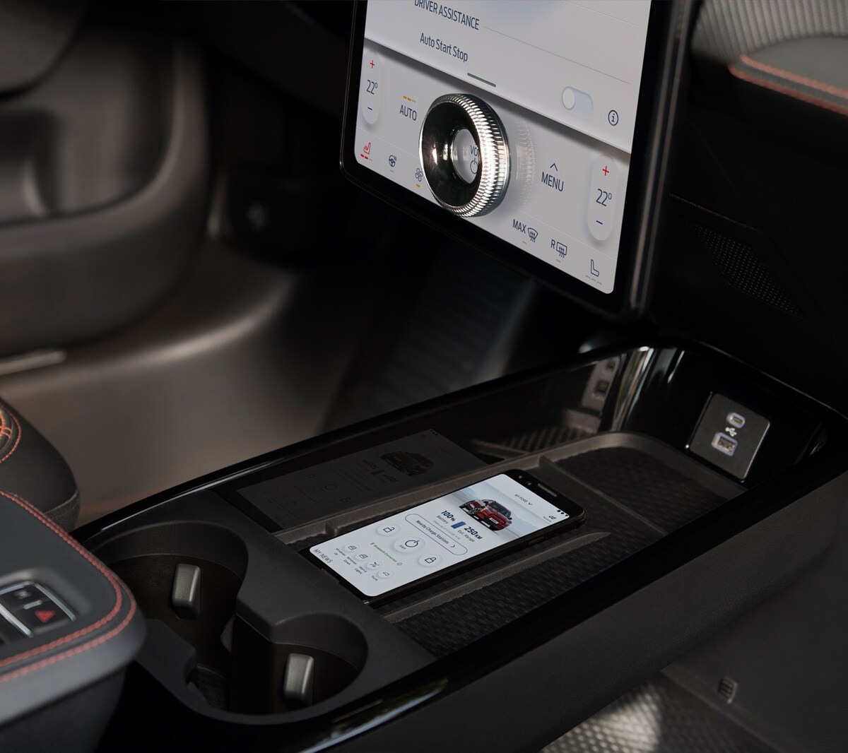Ford Mustang Mach-E vedere din interior cu panoul de incarcare wireless