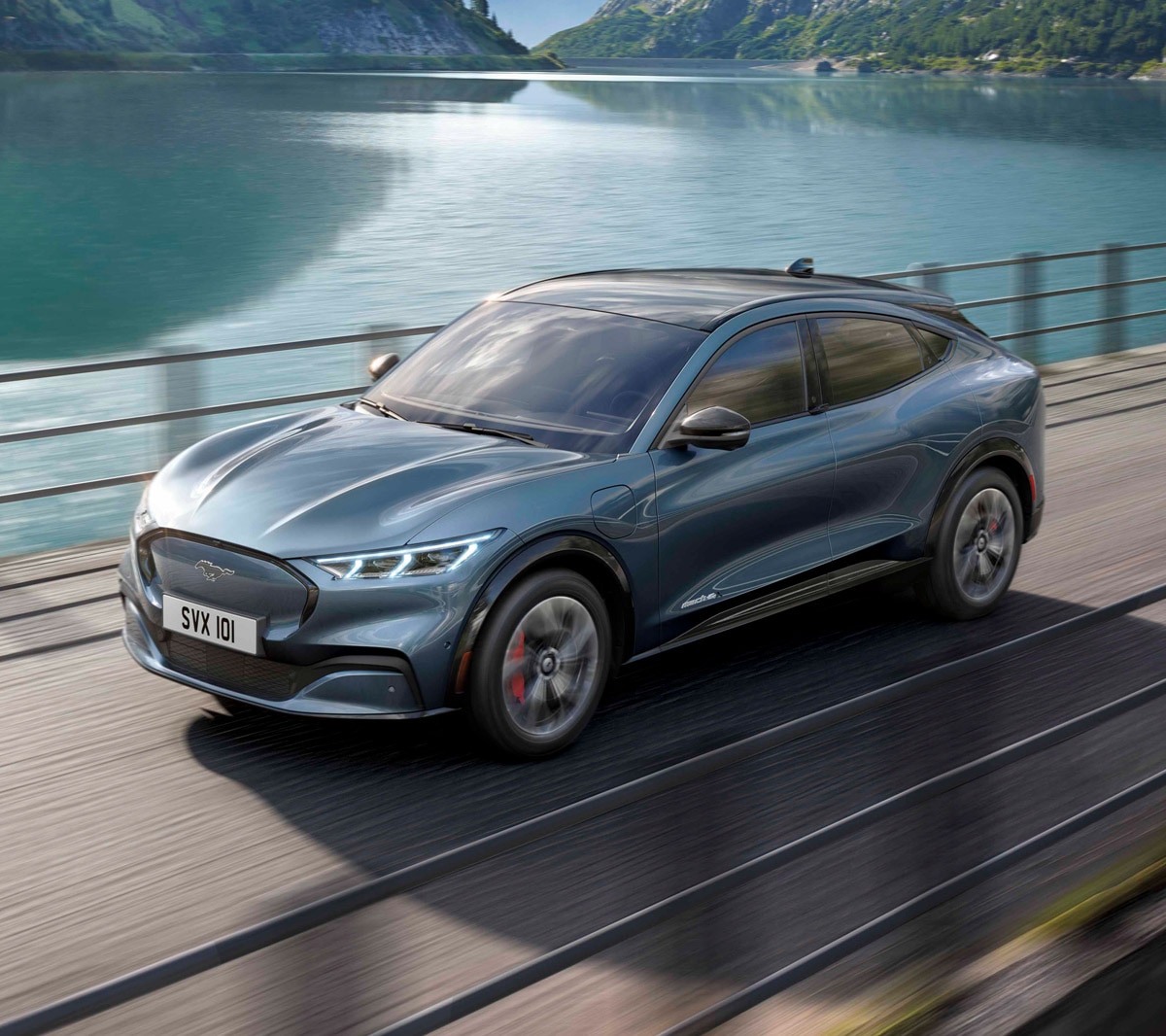 Ford Mustang Mach-E vedere din fata in mers pe langa un lac