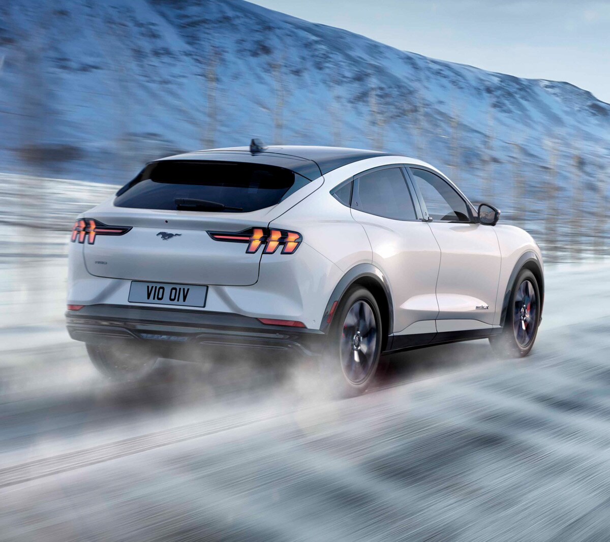 Ford Mustang Mach-E vedere din spate in mers prin zapada