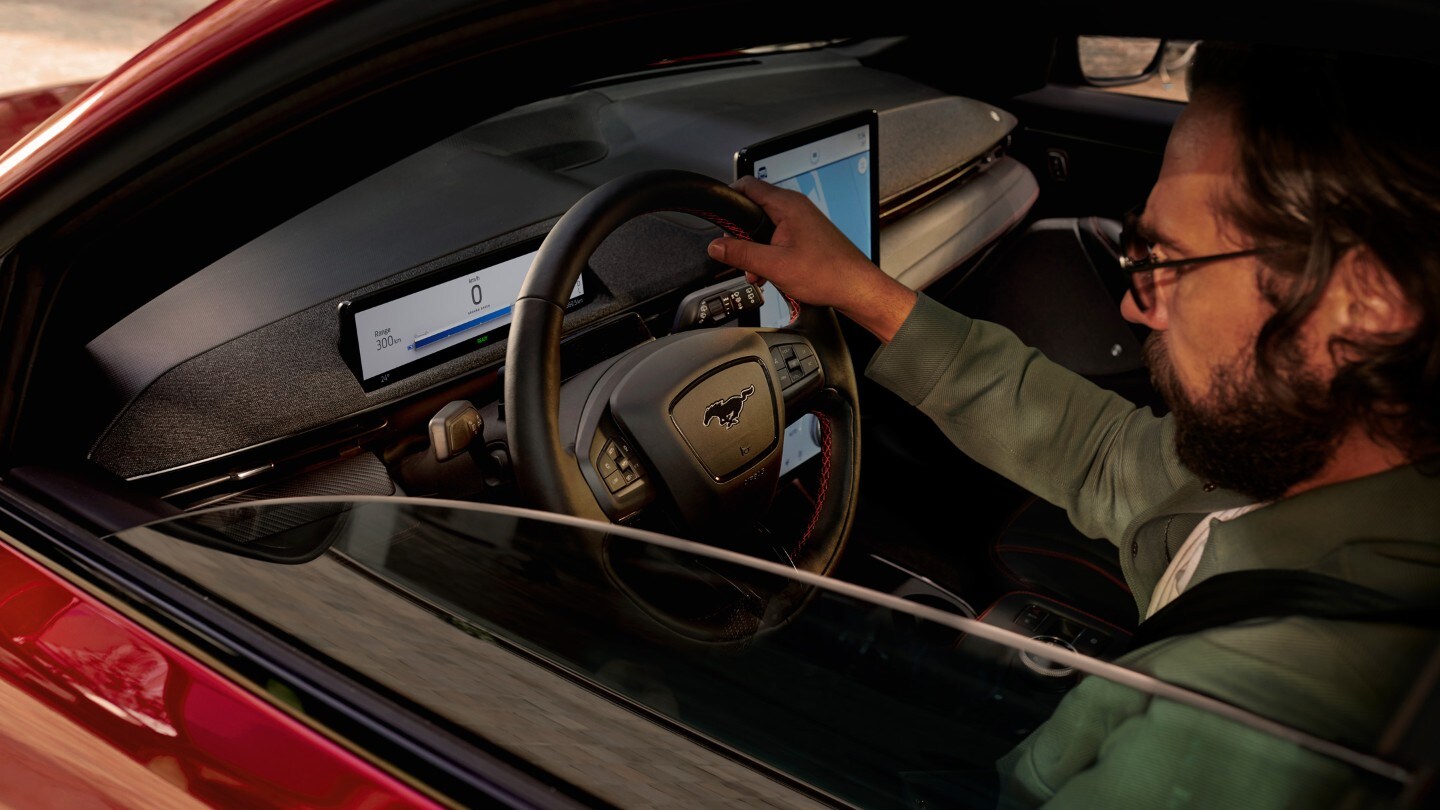 Ford Mustang Mach-E vedere din interior cu sofer si volanul