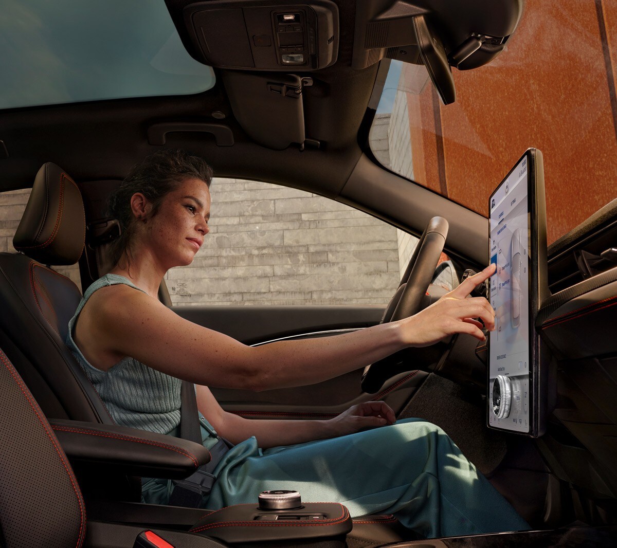 Ford Mustang Mach-E vedere din interior cu femeie folosind SYNC 4