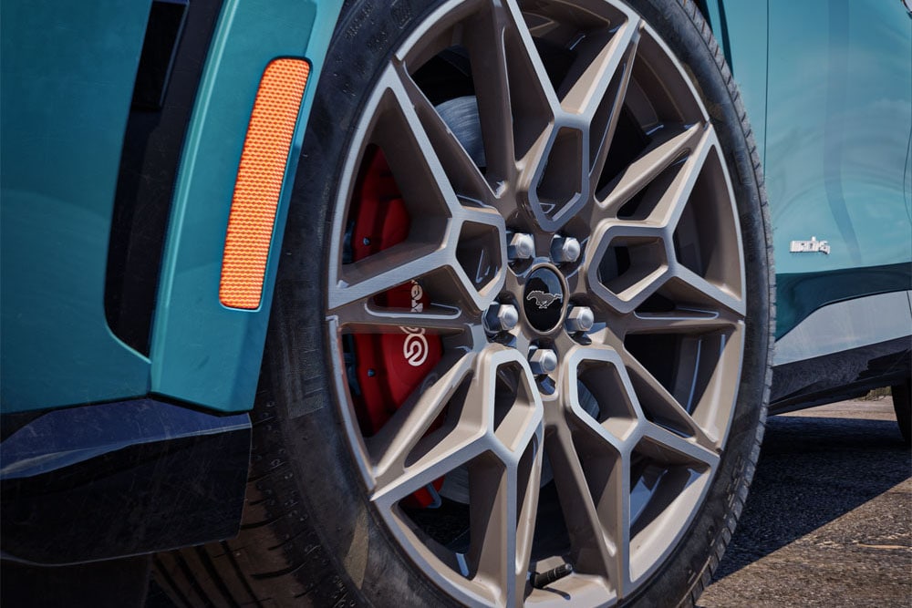 Prim-plan cu jantele din aliaj de 20" Carbonised Grey ale modelului Ford Mustang Mach-E.