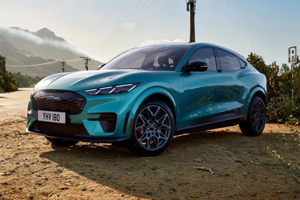Un prim-plan cu kitul de stilizare pentru Ford Mustang Mach-E GT, care prezintă grila față unică cu design GT tip fagure.