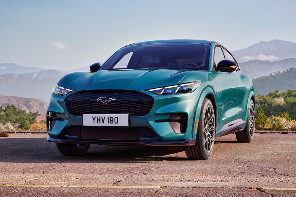 Prim-plan cu kitul de stilizare al modelului Ford Mustang Mach-E GT, care prezintă grila față unică cu design GT tip fagure.