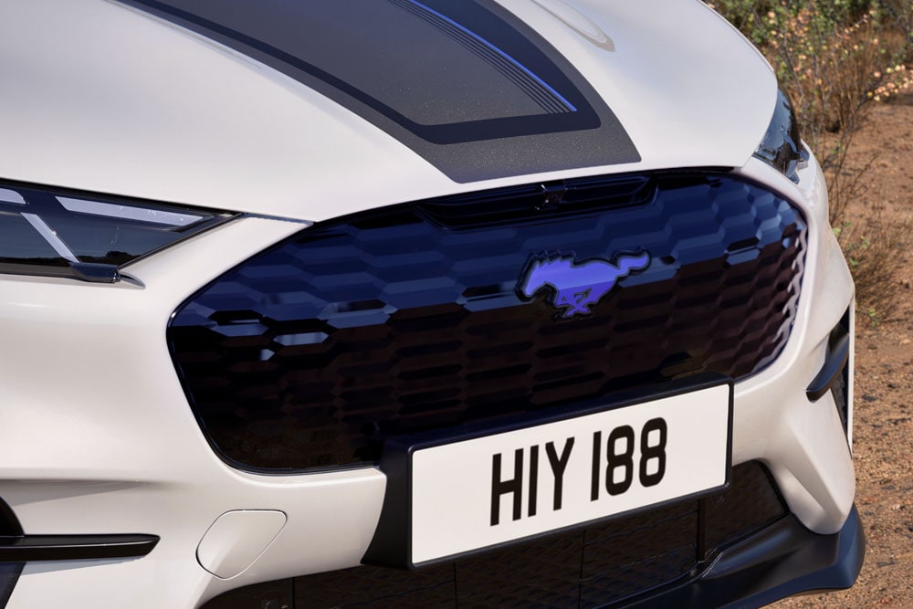 Vedere în prim-plan a barei de protecție frontale a unui Mustang Mach-E GT California Special de culoare Star White.