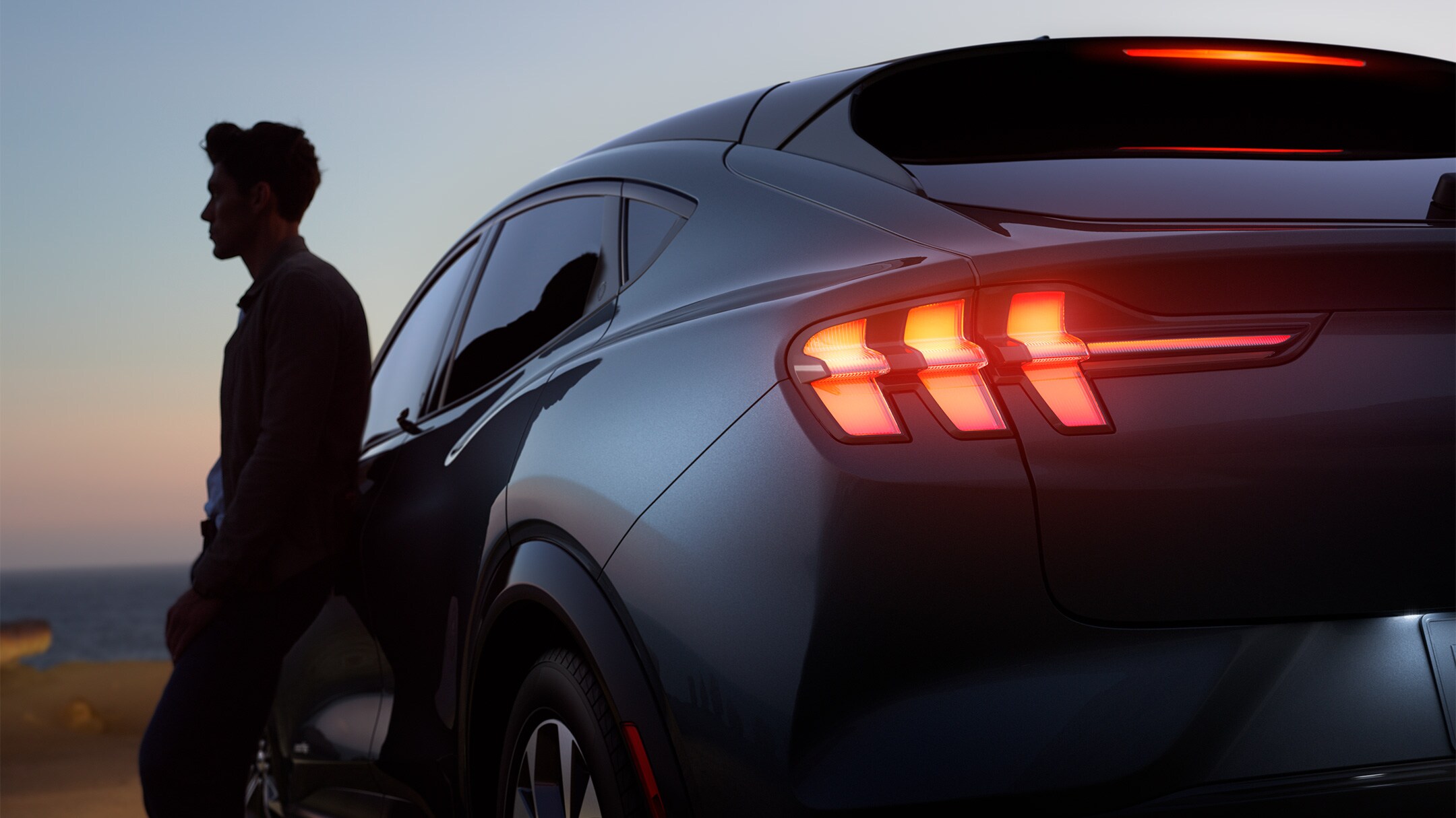 Ford Mustang Mach-E vedere din spate la apus