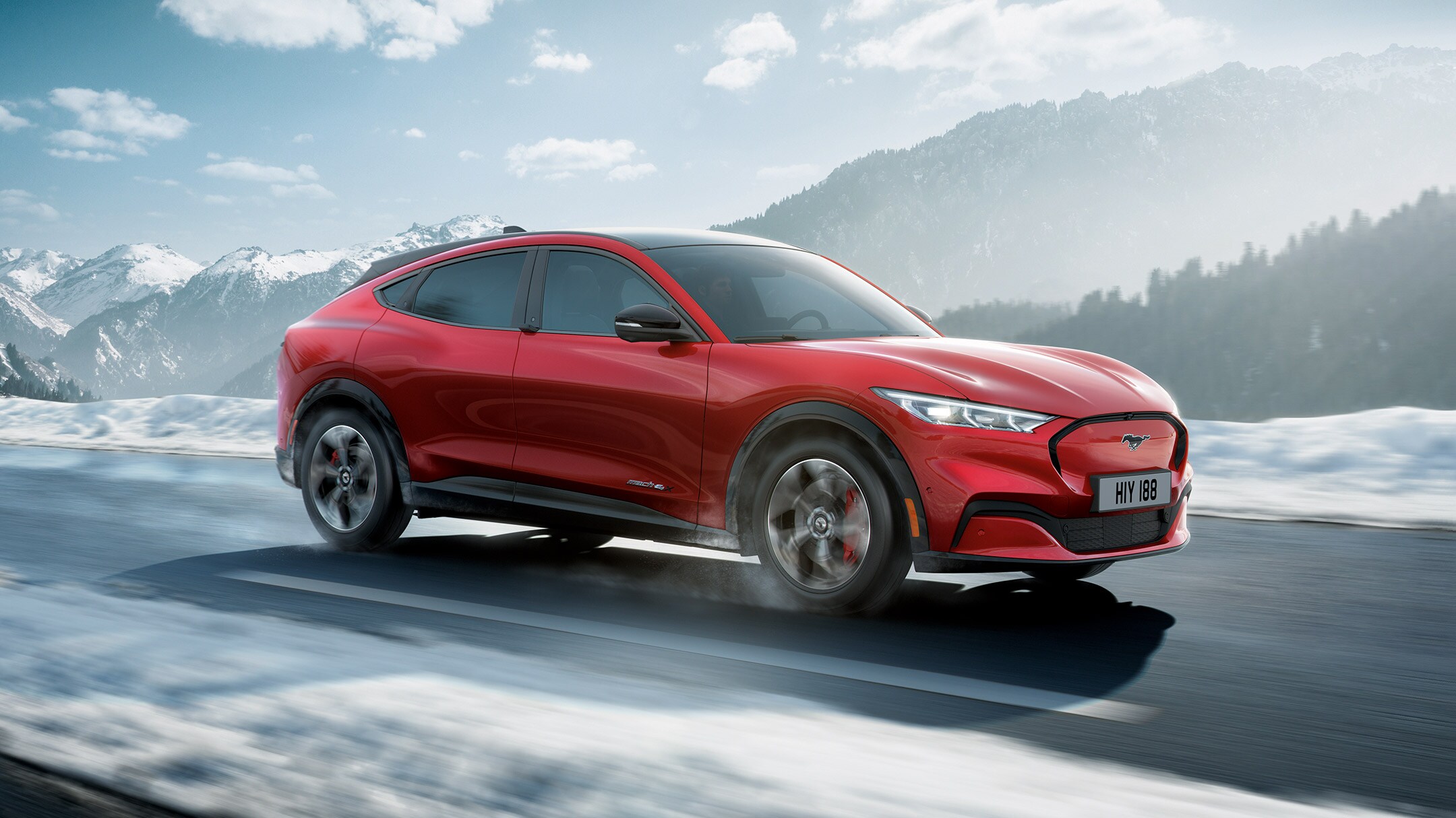 Ford Mustang Mach-E in mers pe un drum cu zapada