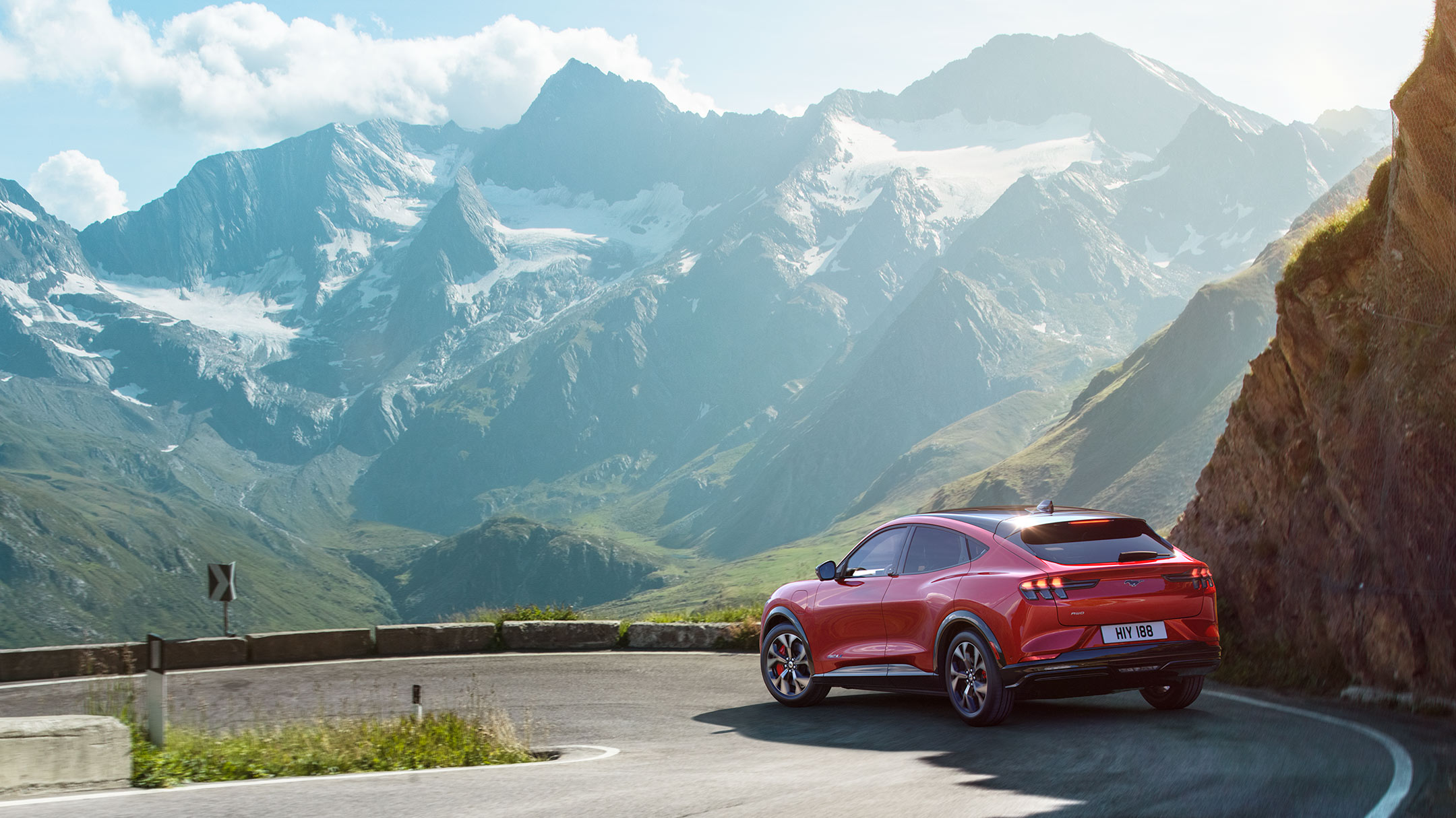 Ford Mustang Mach-E condus pe un drum de munte