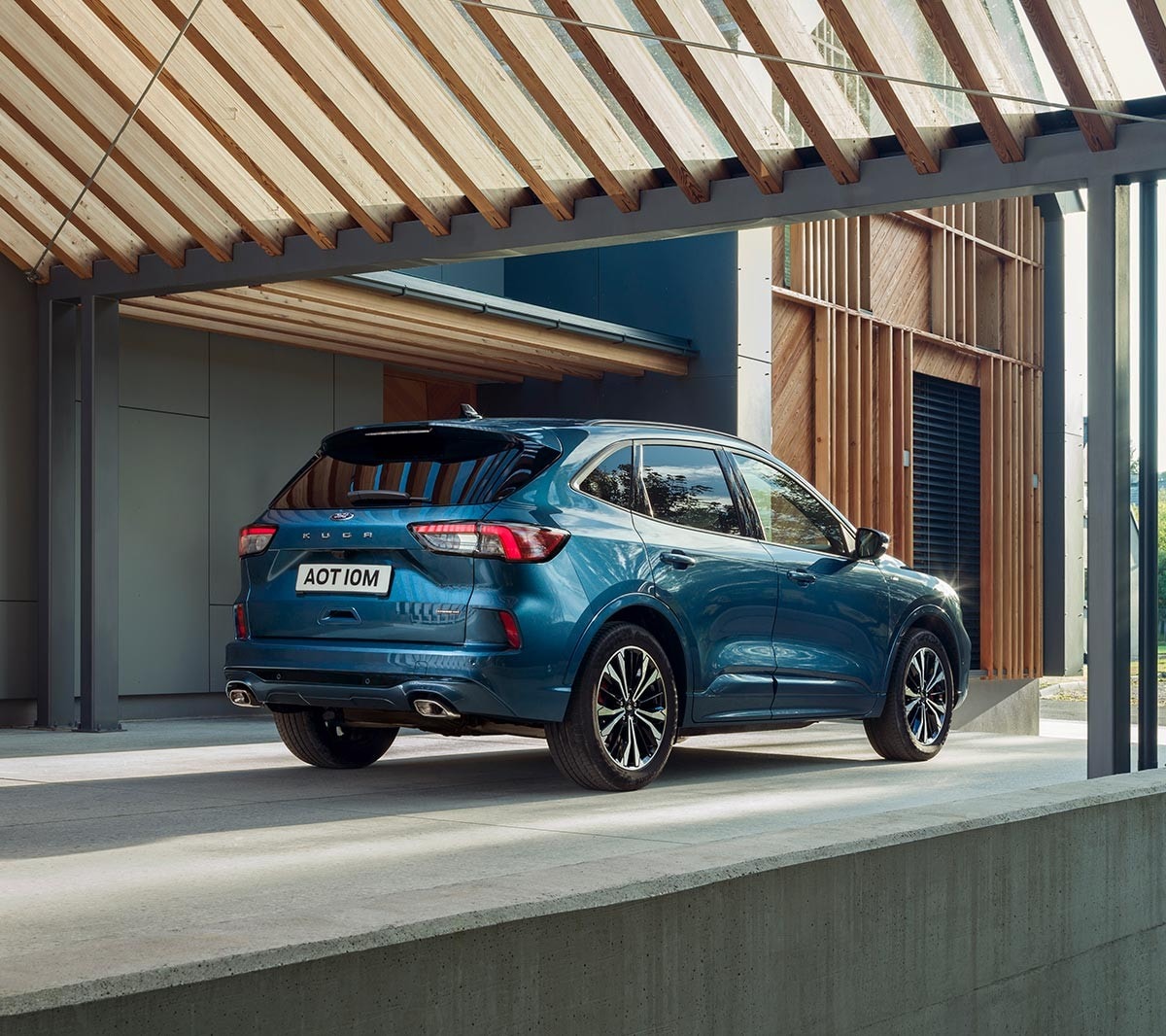 Noul Ford Kuga Hybrid ST-Line X vedere din spate