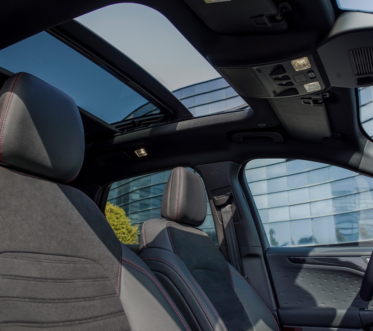 Noul Ford Kuga ST-Line X interior cu plafonul panoramic deschis