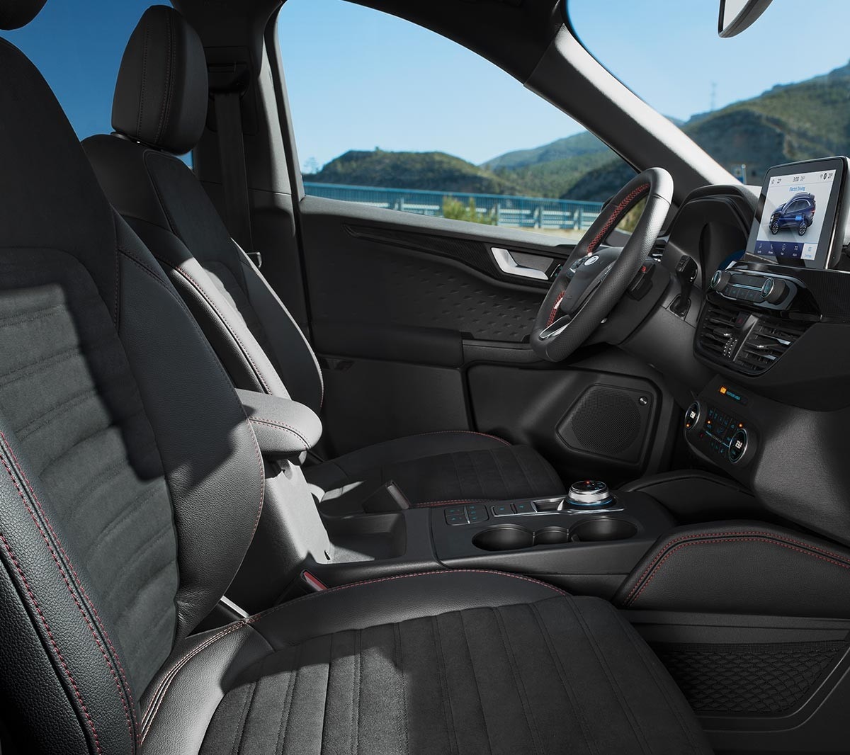 Noul Ford Kuga ST-Line X interior cu volan, SYNC 3 si scaune de piele