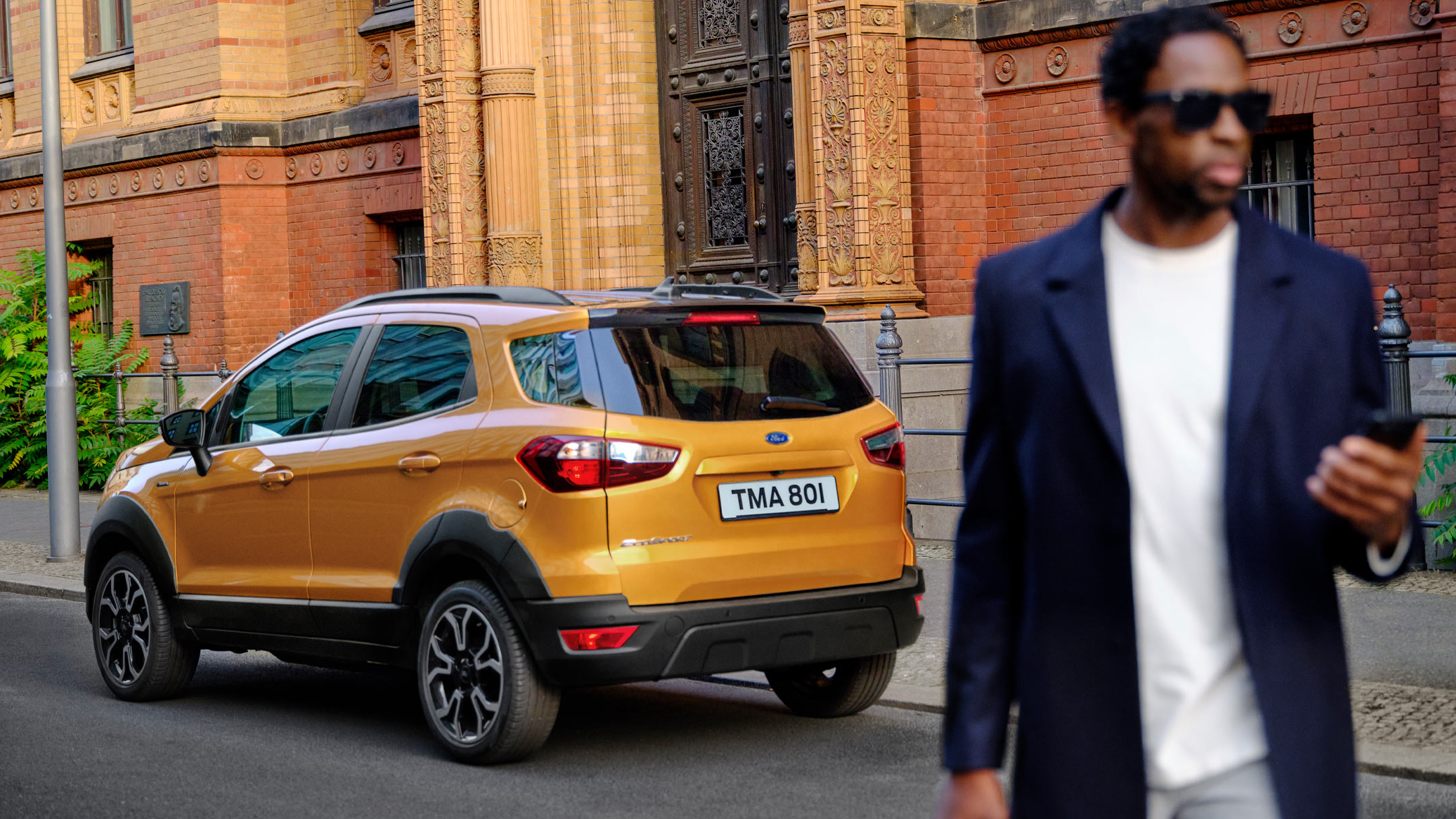 Ford EcoSport Active cu barbat folosind telefonul