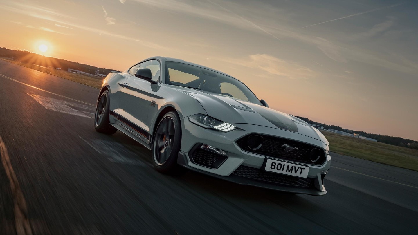 Ford Mustang Mach 1 vedere din diagonala-fata