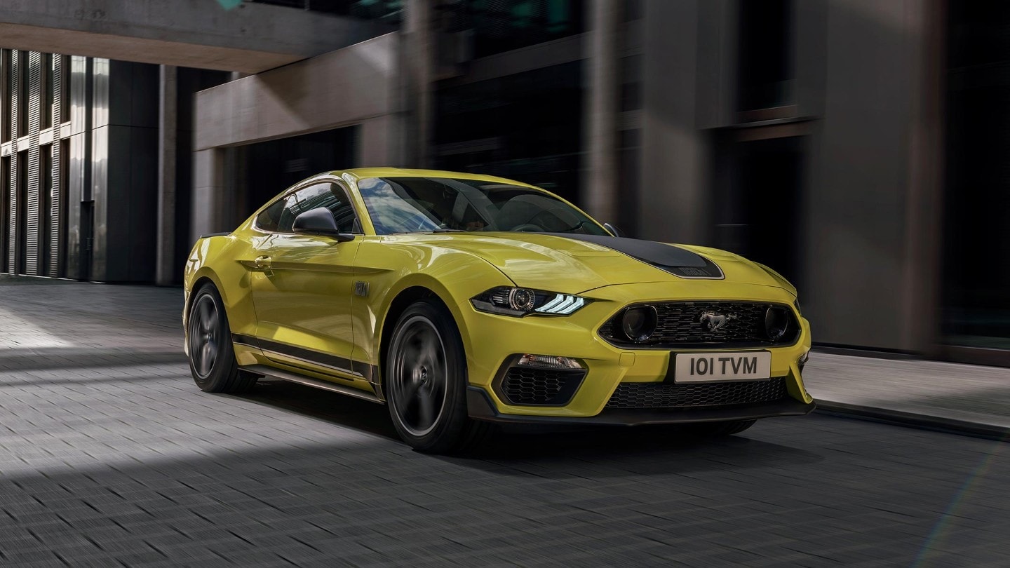 Ford Mustang Mach 1 vedere din diagonala-fata