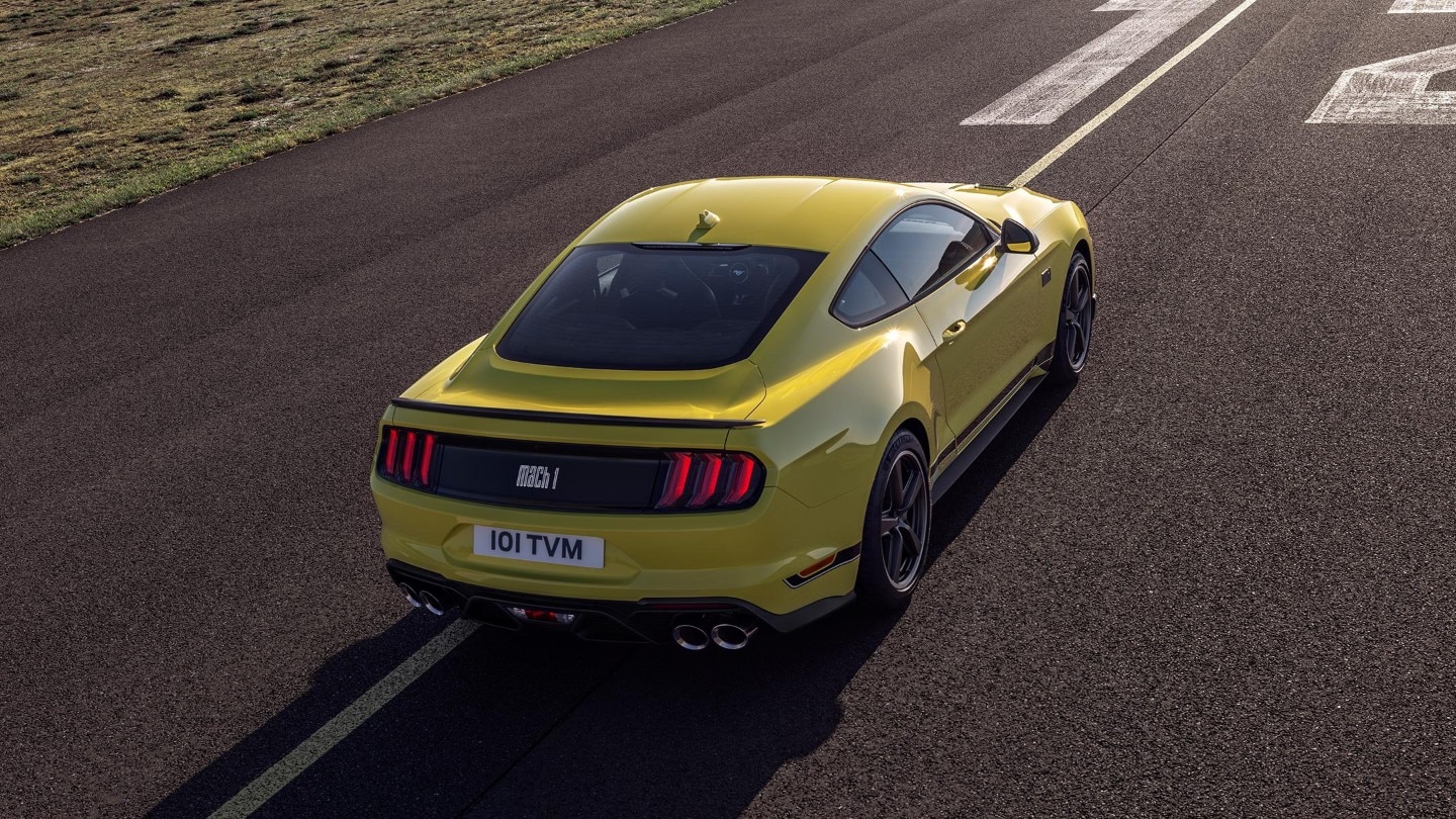 Ford Mustang Mach 1 vedere din diagonala-spate