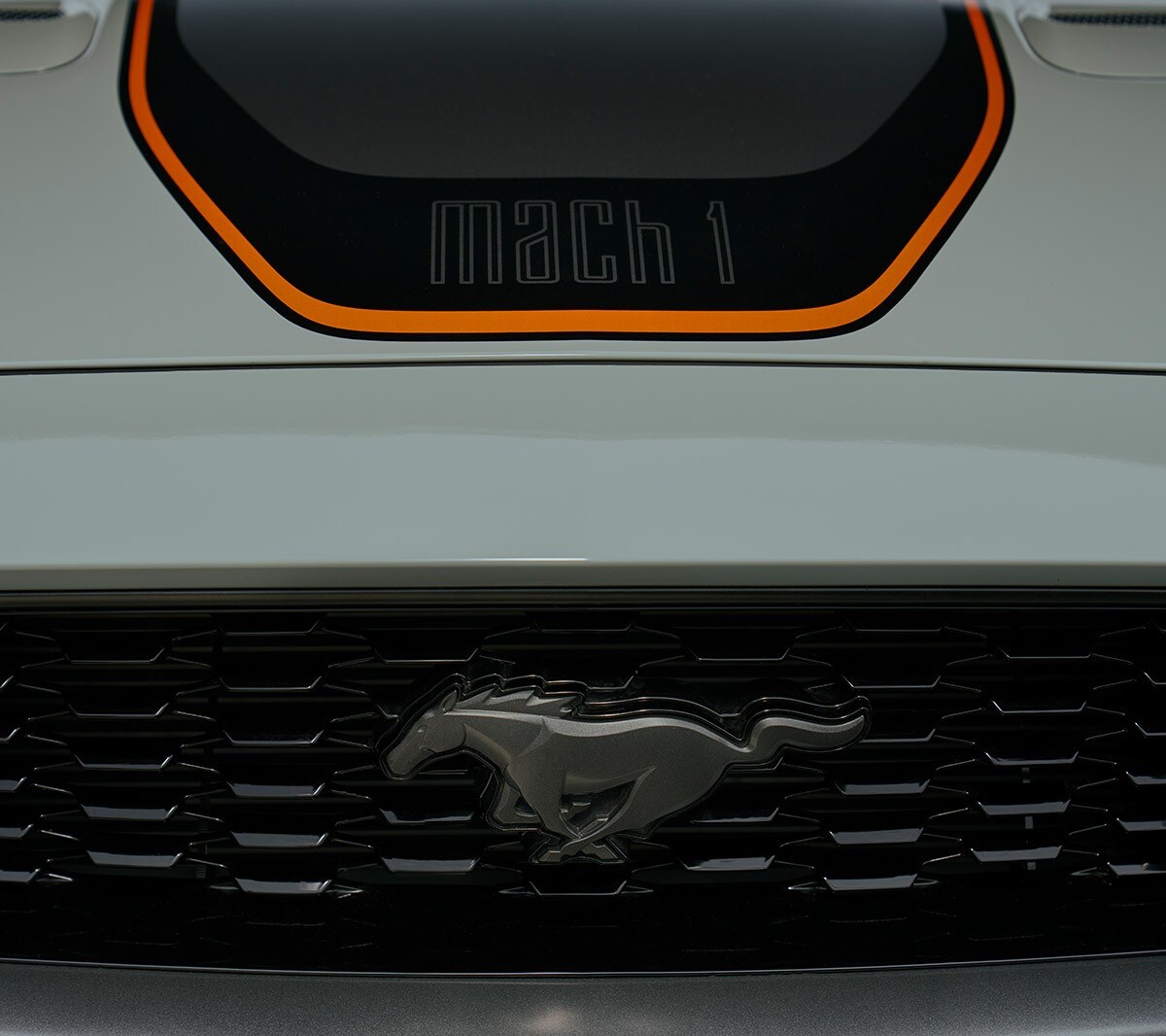 Ford Mustang Mach 1 prim-plan grila cu emblema