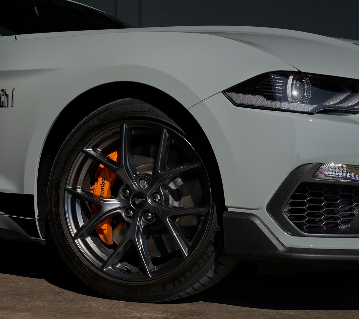 Ford Mustang Mach 1 prim-plan roata