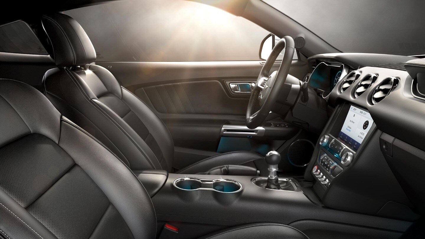Ford Mustang GT interior cu scaune si accente