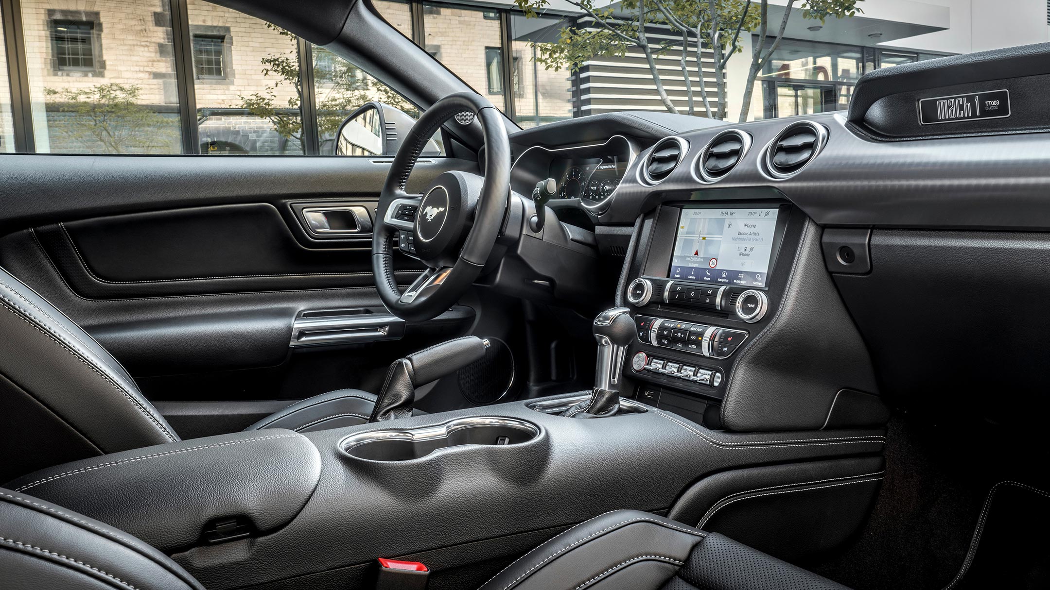 Ford Mustang GT vedere din interior cu cabina