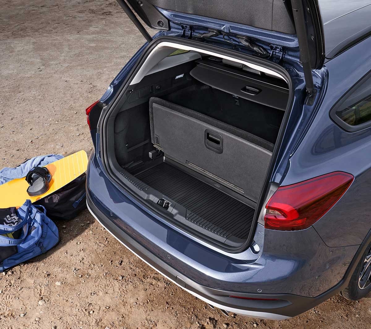 Open load space of a blue Ford Focus