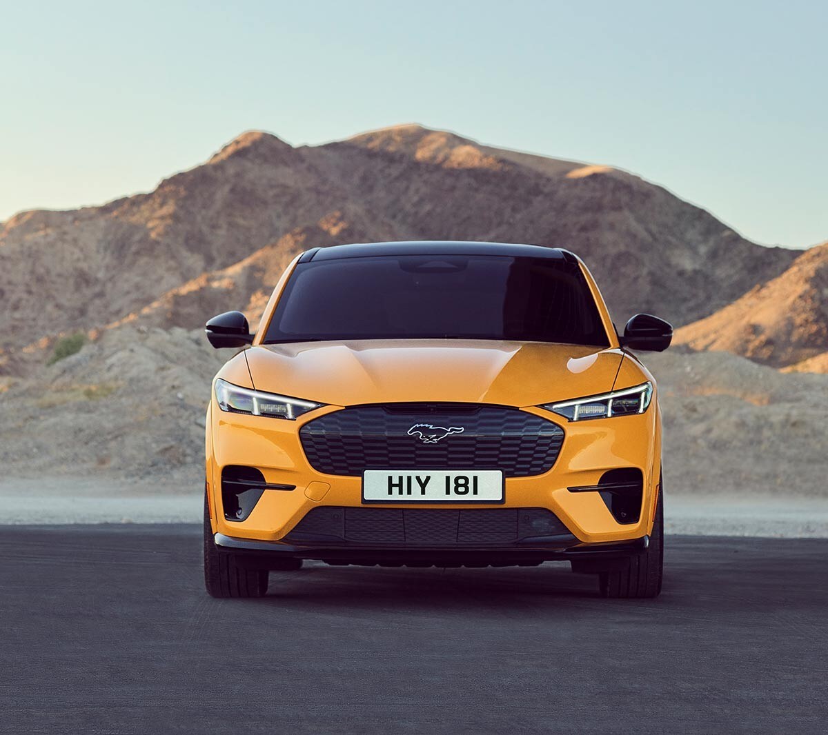 Mustang Mach-E GT – vedere cu fundal de munte