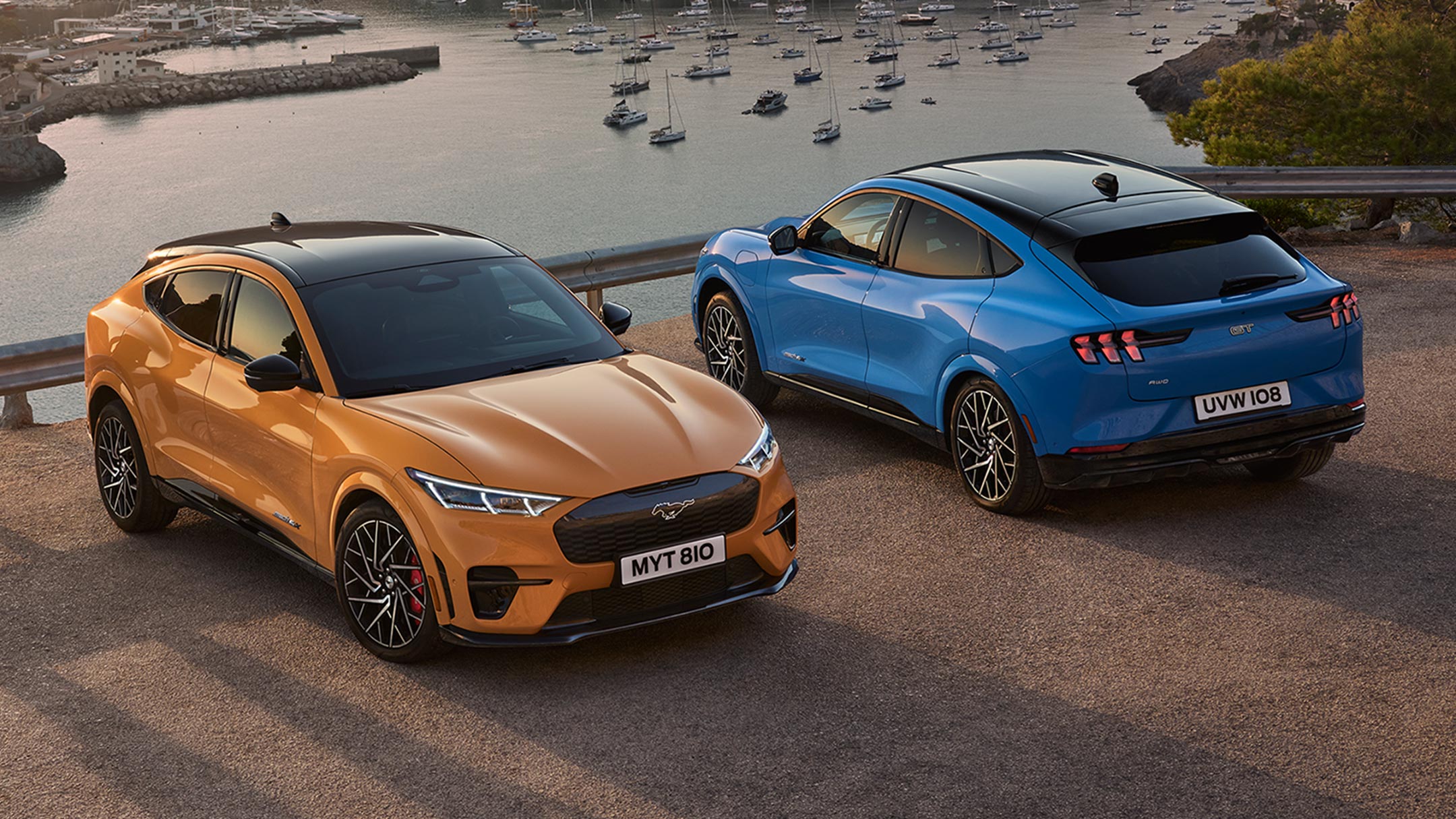 Mustang Mach-E GT – vedere din spate si din fata evidentiind culorile unice