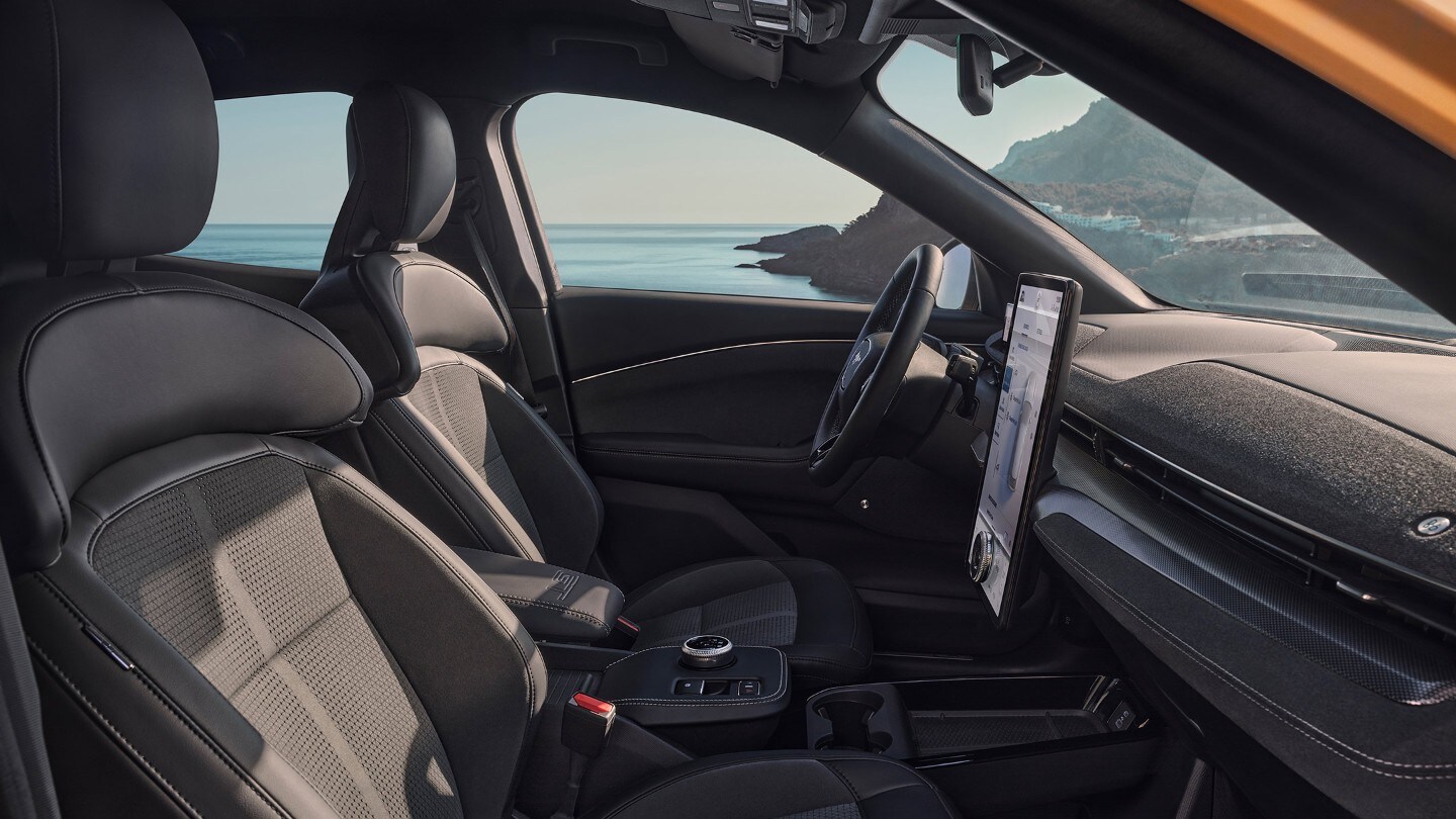 Ford Mustang Mach-E vedere cu interiorul spatios