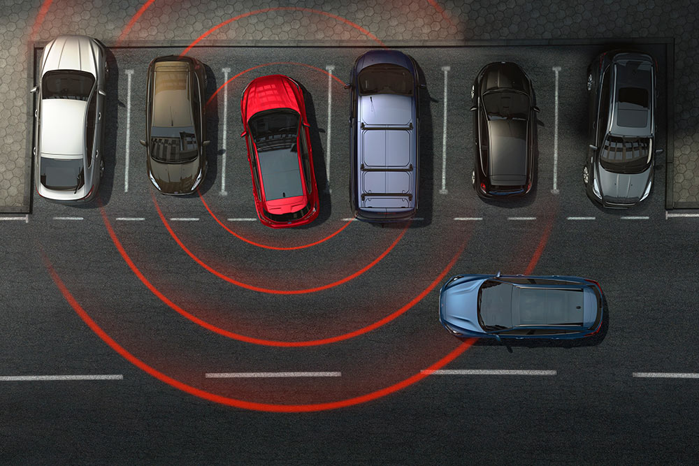 Imagine grafică ce ilustrează ieșirea în marșarier din locul de parcare, cu funcția de intersecție cu traficul