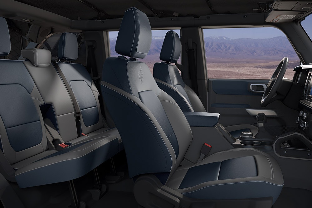 Vedere din interior cu scaunele încălzite din piele, ale noului modelului Ford Bronco.
