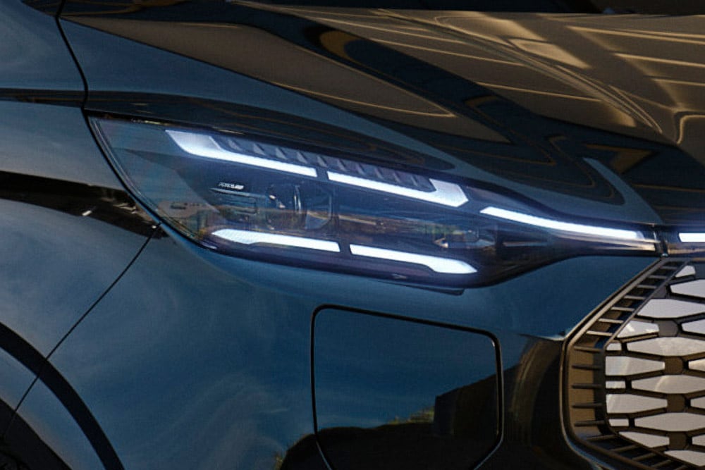 Prim-plan al ansamblului farurilor cu LED iluminate al unui Ford Tourneo Custom.