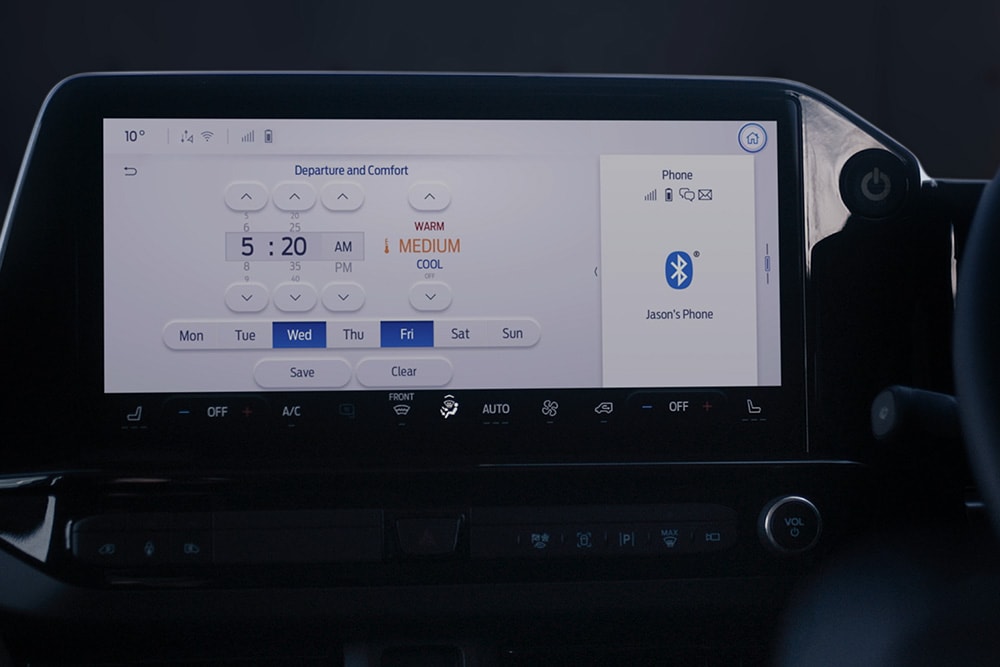Ecranul panoului de control al E-Tourneo Custom afișează setările de plecare și confort, inclusiv precondiționarea programată.